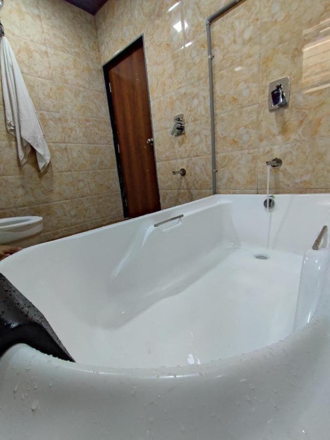 Hotel Starlit Navi Mumbai Buitenkant foto